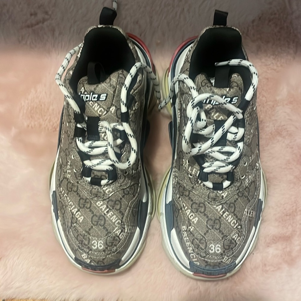 Brand new ( worn 1x) Gucci x balenciaga collaboration sneakers .
Size 6.